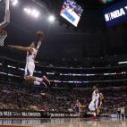El ala-pívot de Los Angeles Clippers, Blake Griffin, realiza un mate durante el partido contra los Lakers.