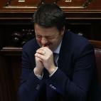 El primer ministro italiano, Matteo Renzi, gesticula durante la votación de confianza en la Cámara Baja (Roma). Rezi salió airoso del trámite.