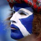 Un espectador con la cara pintada de los colores de la bandera de Escocia asiste a las semifinales del Open de Australia entre David Ferrer y Andy Murray.