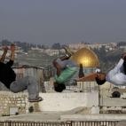 Jóvenes palestinos practican parkour en la Ciudad Vieja de Jerusalén.