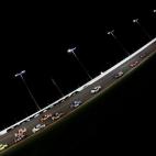 Un momento de la prestigiosa carrera Daytona 500, con la que ha dado comienzo la nueva temporada de la competición NASCAR en el Daytona International Speedway.