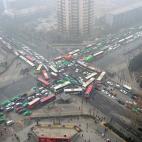 Dos semáforos rotos colapsan una plaza de Pekín (China) envuelta en la contaminación que asola el norte del país.