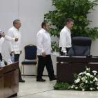 El delegado de las FARC en Cuba, Rodrigo Londoño Echeverri, alias 'Timochenko' y el presidente de Colombia, Juan Manuel Santos junto a el presidente de Cuba, Raúl Castro caminan a firmar el acuerdo junto al secretario general de la ONU, Ban Ki...