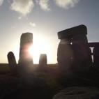 En el Reino Unido, el Midsummer o St John's Day se vive de una forma muy especial. Miles de personas acampan en el Stonehenge, el gran crómlech prehistórico, para ver unidos el amanecer. Se trata de la tradición veraniega más famosa del pa...