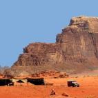 Wadi Rum, el desierto rojo de Jordania, es Patrimonio de la Humanidad desde 2011. Recorrer en todoterreno los 250 kilómetros que van desde el Mar Muerto hasta Petra y visitar el Desierto Rojo es una delicia para la vista.