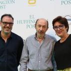 Alfredo Pérez Rubalcaba, entre Guillermo Rodríguez y Montserrat Domínguez, subdirector y directora de 'El Huffington Post'
