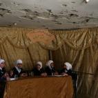 Un grupo de chicas acuden a un debate durante la celebración de final de curso en un colegio de la ciudad de Duma, en Damasco.
