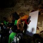 Un grupo de niños refugiados dentro de su país atienden en clase dentro de la cueva en la provincia de Idlib, Siria.
