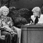 Betty White durante una entrevista con Joan Rivers en The Tonight Show en enero de 1986. (Paul Drinkwater/NBC/NBCU Photo Bank via Getty Images)