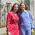 Con su hermana la infanta Sofía en su graduación en el UWF Atlantic College de Gales.