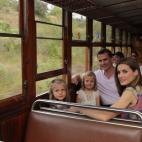 Felipe, Letizia junto a sus hijas Leonor y Sofía en el tren de Soller en 2012.