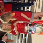 Leonor junto a su hermana la infanta Sofía junto a la Eurocopa ganada por España en 2012.