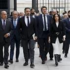 El líder de Vox, Santiago Abascal, acompañado de sus diputados, incluidos Ignacio Gil Lázaro y la portavoz Pepa Millan, a su llegada al Congreso de los Diputados.