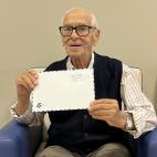 Una persona mayor recibe una carta.
