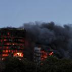 Las llamas devastan el edificio en Valencia