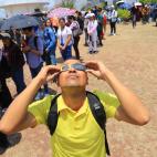 Estudiantes universitarios reunidos para observar el eclipse solar en Tegucigalpa (Honduras)