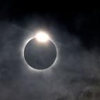 La luna eclipsa casi por completo al sol en Fort Worth, Texas (EEUU)