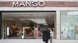 Enseña uno por uno todos los productos que le han dado por la cesta de Navidad de Mango