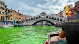 El agua del Gran Canal de Venecia aparece teñida de verde fluorescente