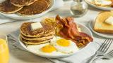 Graba a sus padres comiendo un desayuno americano y el vídeo arrasa en Tik Tok