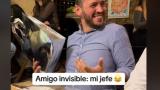 Hacen un amigo invisible y graba la reacción del jefe al recibir su regalo: ¿será una indirecta?