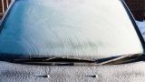 El truco que tienen los cazadores para quitar el hielo del parabrisas del coche