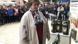 Una mujer gana 110 litros de aceite de oliva virgen en un curioso concurso