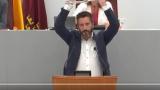 Un diputado de Podemos se encadena las manos en la Asamblea de Murcia: “Mi nombre es Víctor Egío y esta es mi historia"