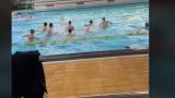 Tiene UNA oportunidad para aprobar la clase de piscina y lo que hace la clase es la esencia del compañerismo