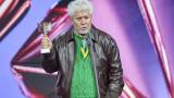 Pedro Almodóvar sube a recoger su premio Feroz y no duda en hablar así sobre el interrogatorio a Elisa Mouliaá