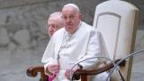Un amigo cercano al papa Francisco confirma que no va a renunciar pero que "casi tendrá que aprender a hablar"
