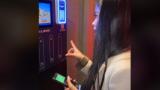 Entra en un restaurante y la máquina expendedora que se encuentra da para una tesis