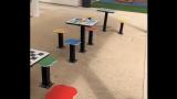 Se encuentra un parque de Málaga con mesas en forma de juegos y la de parchís provoca revuelo