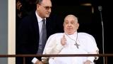 El papa reaparece por primera vez desde el balcón del Hospital Gemelli de Roma tras 38 días ingresado