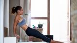 No solo bíceps: cinco ejercicios que hacer en casa para lucir unos tríceps fortalecidos y tonificados