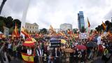 Miles de personas se manifiestan en la plaza de Colón para pedir la dimisión de Pedro Sánchez