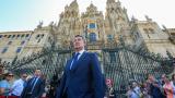 El arzobispo de Santiago pone la cara colorada a Feijóo al pedir que no se use a los migrantes como "arma política"