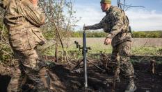 El ingenio ucraniano contra Rusia: montan un cañón antitanque sobre un  vehículo blindado en la batalla por Bajmut