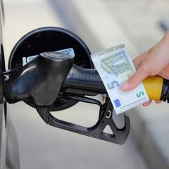 La razón por la que la gasolina baja de precio