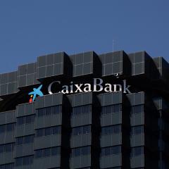 CaixaBank ganó 3.145 millones en 2022, un resultado mermado por la fusión con Bankia