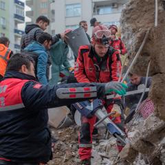 Rescatan a dos niñas bajo los escombros del terremoto en Turquía