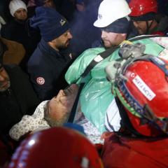 Los milagros en un drama sin fin: las emergencias rescatan a 8.000 personas de entre los escombros del terremoto