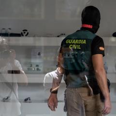 Nueva estafa: la Guardia Civil desvela el truco de la 'maleta boliviana' por mensajería móvil