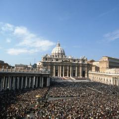 Lo que hace un hombre para saltarse la cola del Vaticano está impresionando en Tik Tok