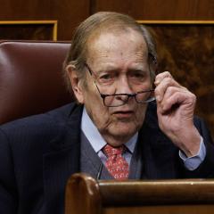 Anuncia que votará en contra y acto seguido le dedica esta felicitación: el curioso guiño a Tamames del diputado del PRC