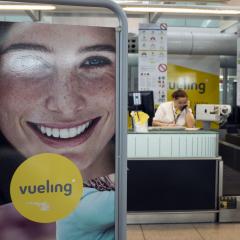 Cataluña multa con 30.000 euros a Vueling por exigir tacones y maquillaje a sus azafatas