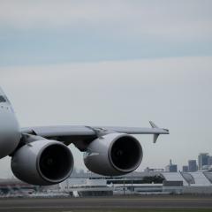 La sencilla forma de diferenciar un Boeing de un Airbus a simple vista por la noche