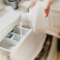 Los tres mejores detergentes para ropa blanca son de marca de supermercado, según la OCU