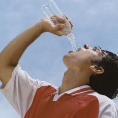 Las tres (sorprendentes) bebidas que hidratan más que el agua