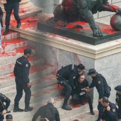Detenidos ocho activistas climáticos tras teñir de rojo la fachada y un león del Congreso